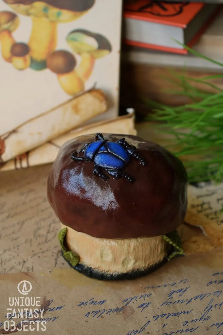Szklane pudełeczko w kształcie borowika z żukiem (Unique Fantasy Objects)