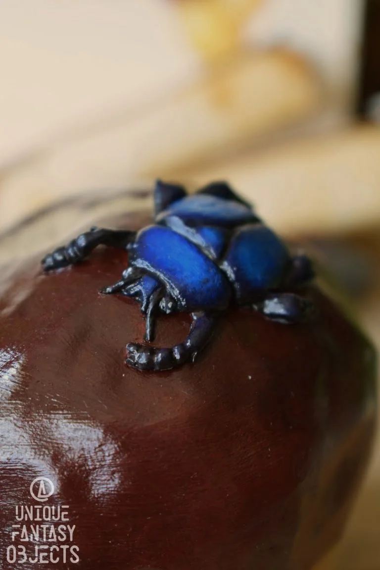 Szklane pudełeczko w kształcie borowika z żukiem (Unique Fantasy Objects)