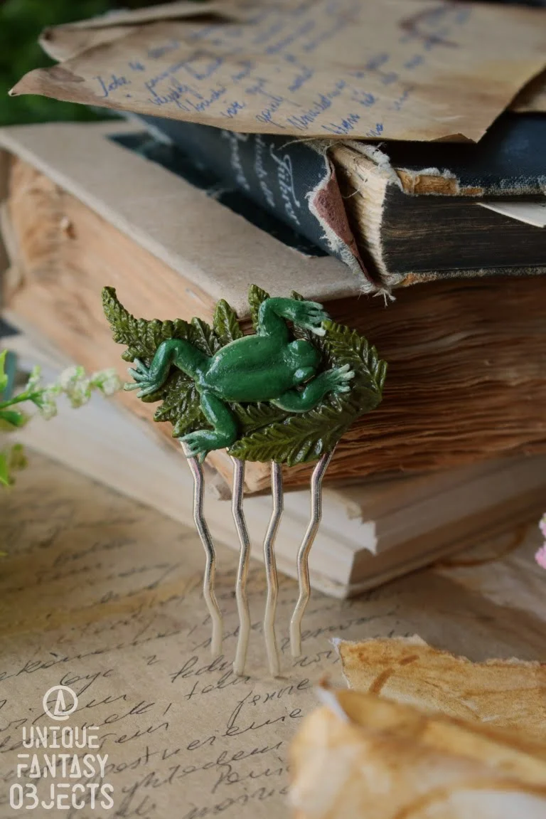 Spinka grzebień do włosów z rzeźbą żaby (Unique Fantasy Objects)