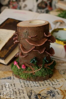 Drewniany świecznik ozdobiony grzybami (Unique Fantasy Objects)
