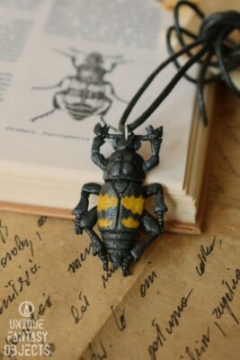 Naszyjnik z żukiem grabarzem żółto-czarnym(Unique Fantasy Objects)