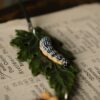 Duży naszyjnik z z gąsienicami na liściu i agatem (Unique Fantasy Objects)