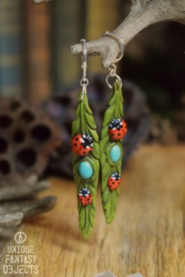 Kolczyki z biedronkami na liściu i howlitem (Unique Fantasy Objects)