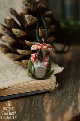 Mały naszyjnik z muchomorami i różowym kwarcem (Unique Fantasy Objects)