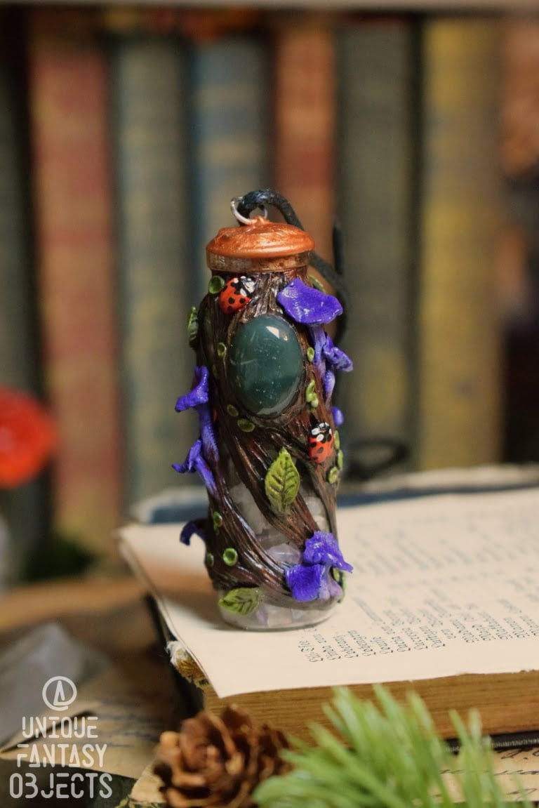 Naszyjnik buteleczka z fioletowymi grzybami i awenturynem (Unique Fantasy Objects)