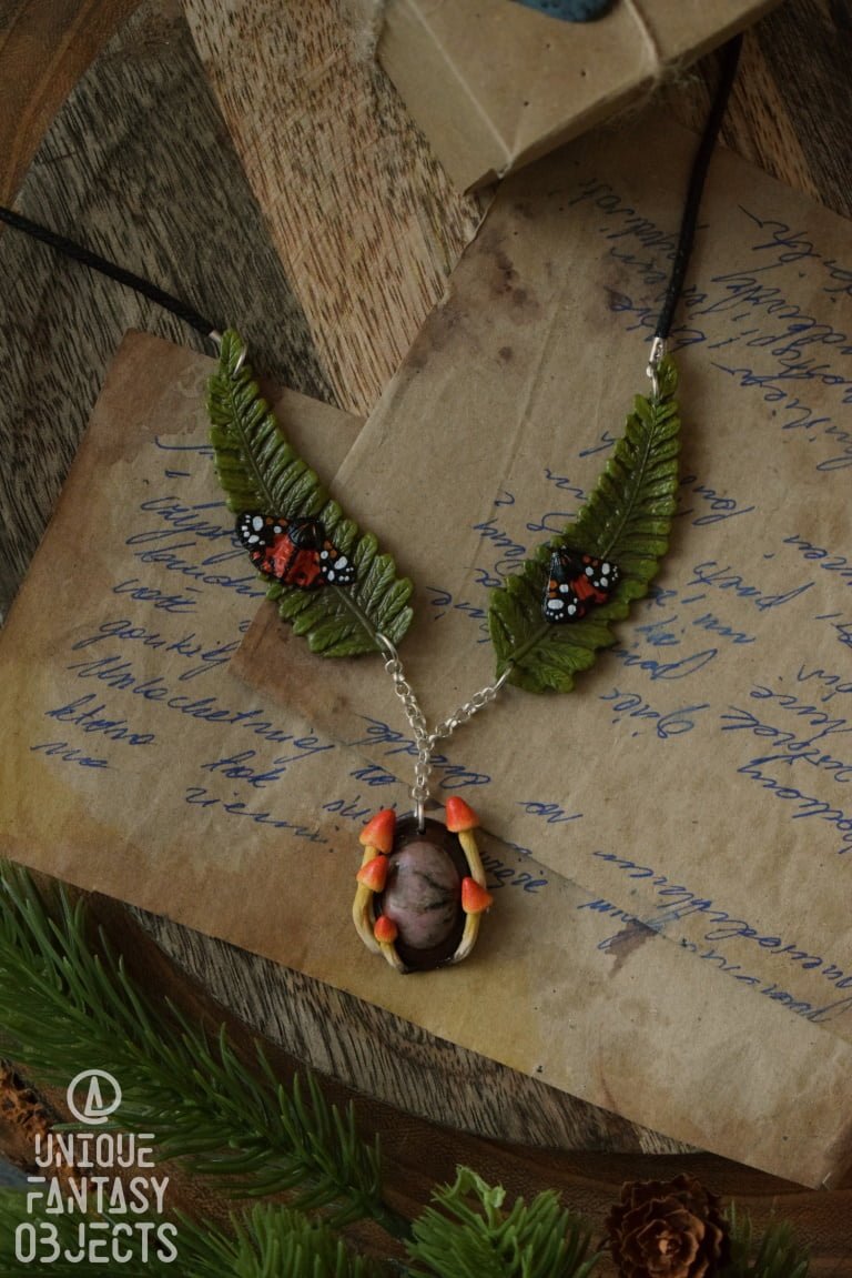 Naszyjnik z motylami na paproci i rodonitem (Unique Fantasy Objects)