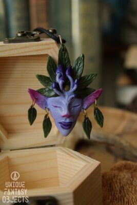 Baśniowy wisiorek z fioletowym duszkiem (Unique Fantasy Objects)