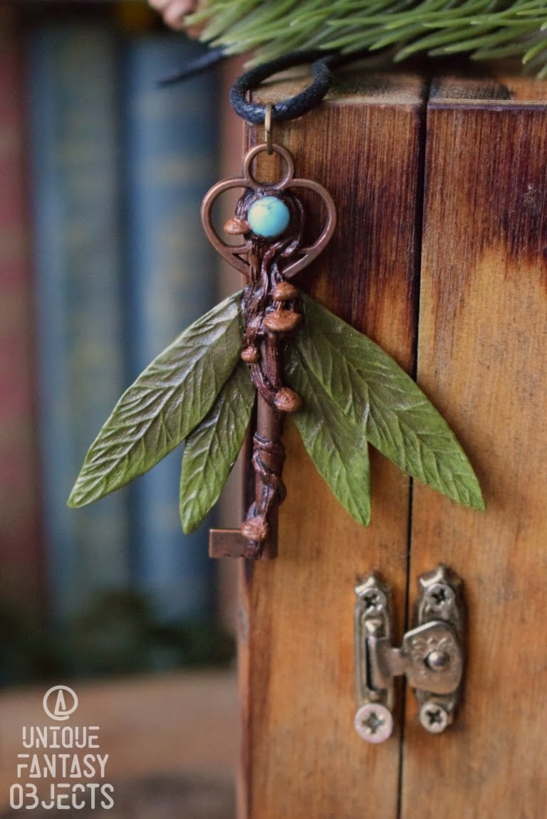 Wisiorek klucz z liśćmi i howlitem (Unique Fantasy Objects)