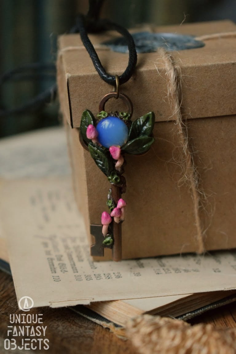 Wisiorek klucz z różowymi grzybami i opalitem (Unique Fantasy Objects)