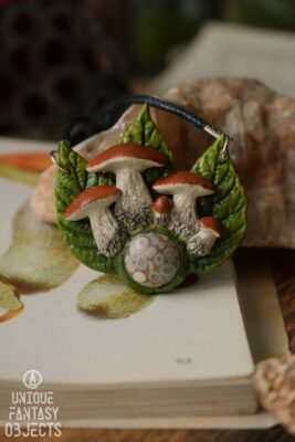 Naszyjnik z koźlakami i skamieliną (Unique Fantasy Objects)