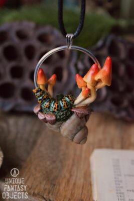Naszyjnik z pomarańczowymi grzybami, gąsienicą i muszlą (Unique Fantasy Objects)