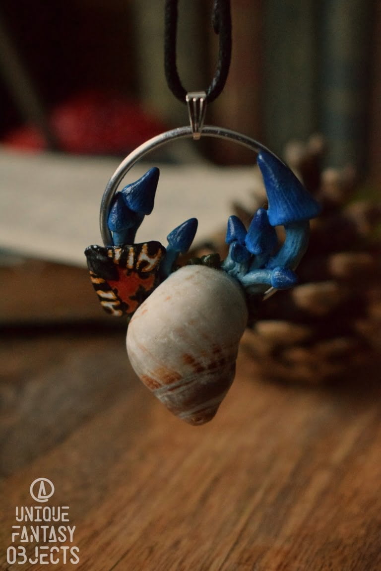 Naszyjnik z niebieskimi grzybami, ćmą i muszlą (Unique Fantasy Objects)