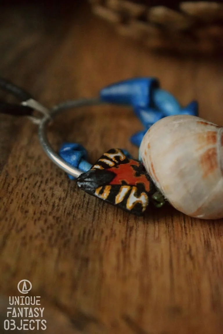 Naszyjnik z niebieskimi grzybami, ćmą i muszlą (Unique Fantasy Objects)