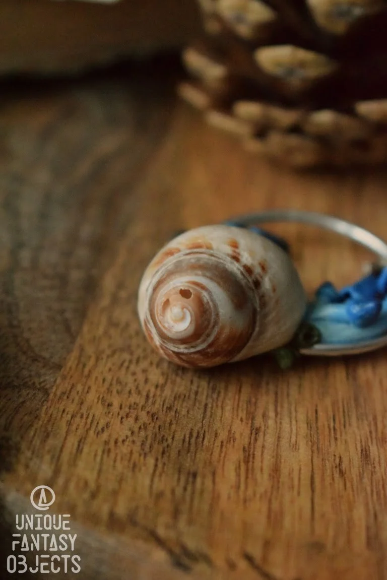 Naszyjnik z niebieskimi grzybami, ćmą i muszlą (Unique Fantasy Objects)