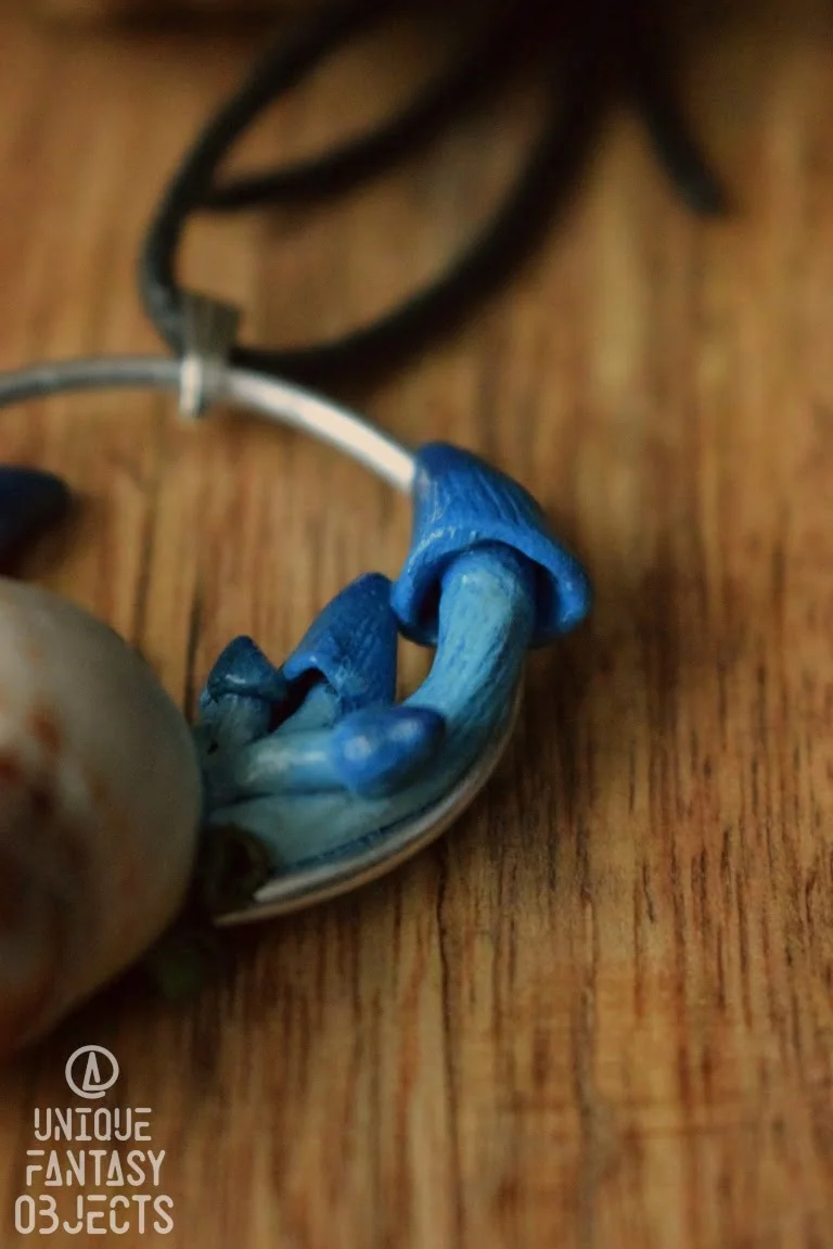 Naszyjnik z niebieskimi grzybami, ćmą i muszlą (Unique Fantasy Objects)
