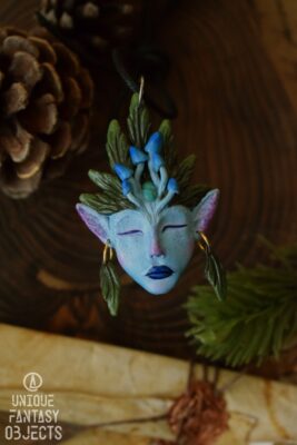 Baśniowy wisiorek z niebieskim duszkiem (Unique Fantasy Objects)