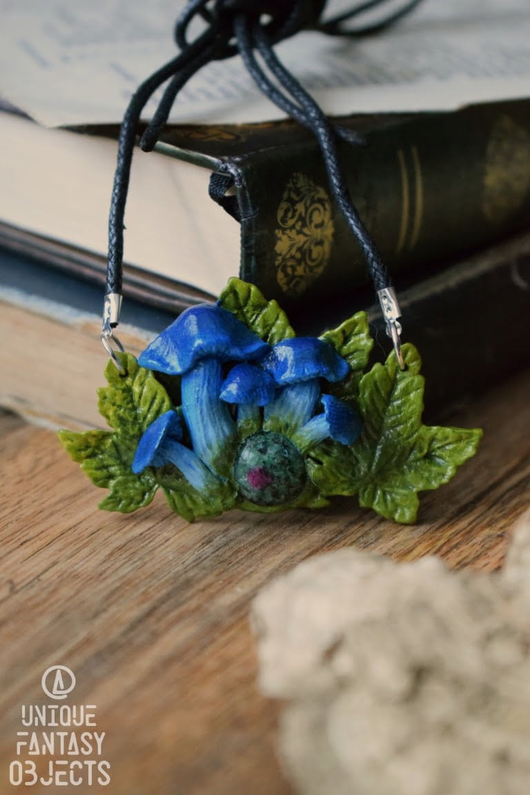 Naszyjnik z niebieskimi grzybami i zoisytem z rubinem (Unique Fantasy Objects)