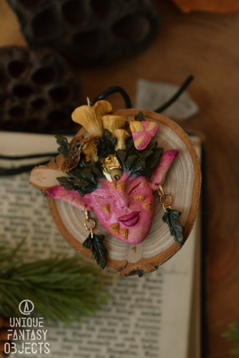 Baśniowy wisiorek z różowym duszkiem (Unique Fantasy Objects)