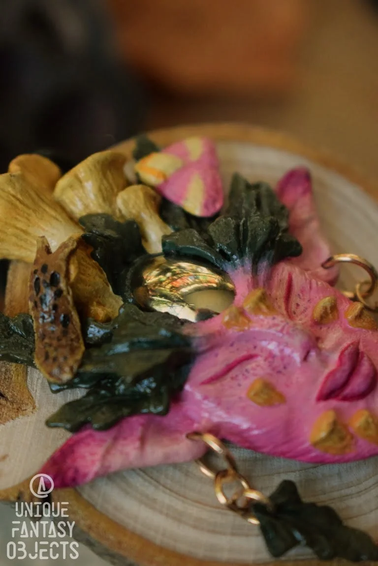 Baśniowy wisiorek z różowym duszkiem (Unique Fantasy Objects)