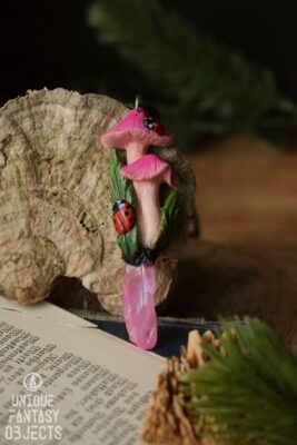Naszyjnik z różowymi grzybami i kwarcem różowym (Unique Fantasy Objects)