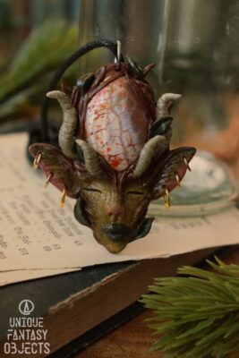 Wisiorek z agatem i rogatym leśnym duszkiem (Unique Fantasy Objects)