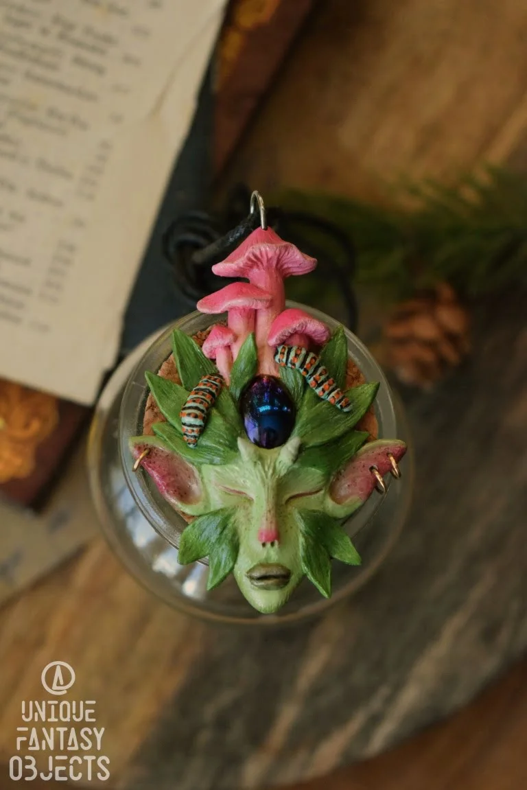 Baśniowy wisiorek z zielonym duszkiem (Unique Fantasy Objects)
