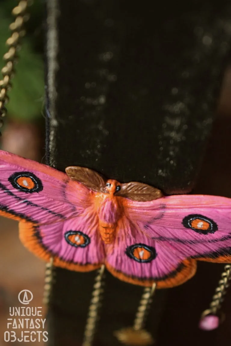 Ozdoba na ścianę z różową ćmą (Unique Fantasy Objects)