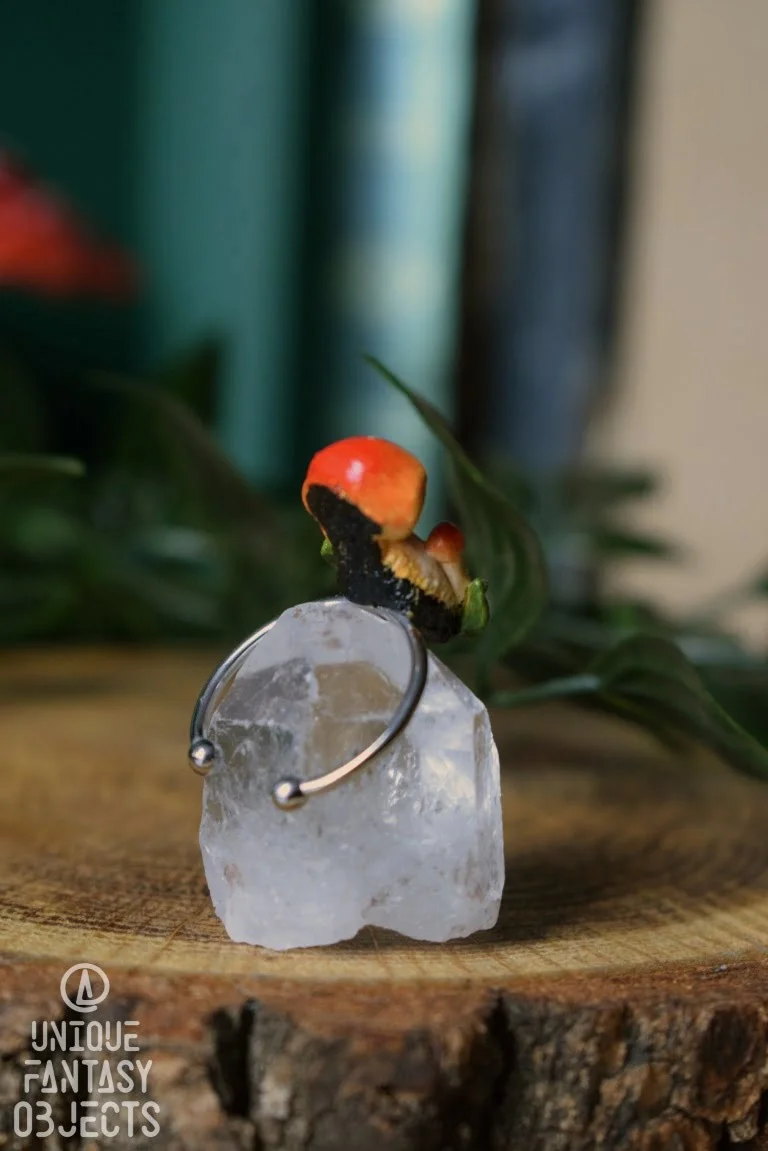 Regulowany pierścionek z pomarańczowymi grzybami i jaspisem (Unique Fantasy Objects)