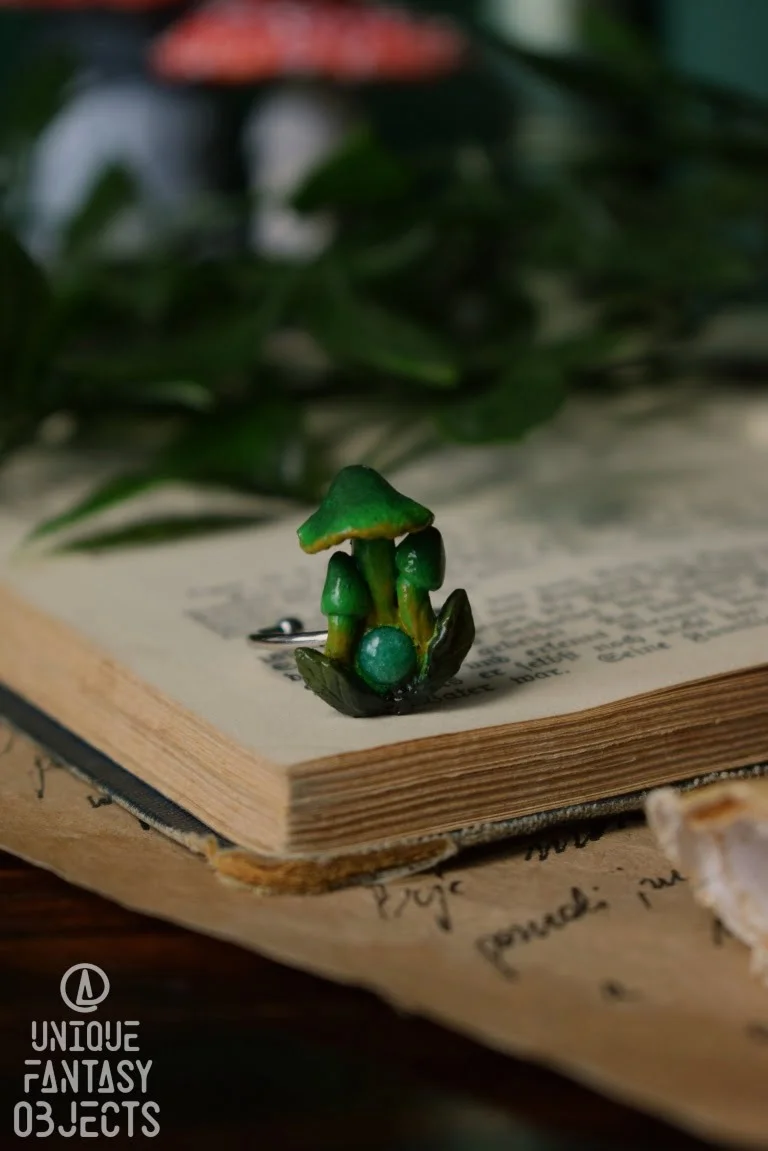 Regulowany pierścionek z zielonymi grzybami i jadeitem (Unique Fantasy Objects)