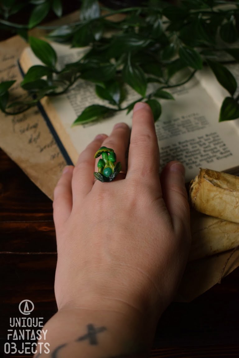Regulowany pierścionek z zielonymi grzybami i jadeitem (Unique Fantasy Objects)