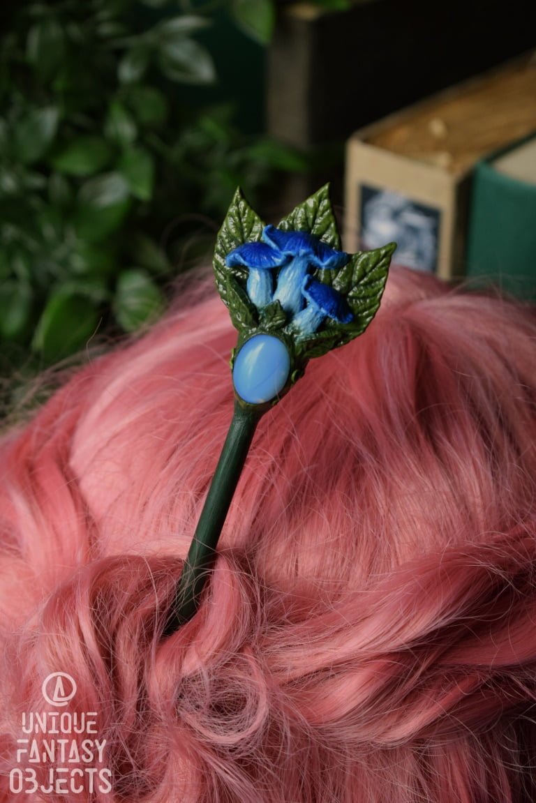 Szpila do włosów z niebieskimi grzybami i opalitem (Unique Fantasy Objects)