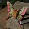 Broszka lub spinka z ćmą actias dubernardi (Unique Fantasy Objects)