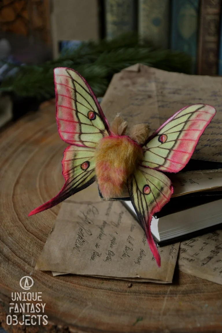 Broszka lub spinka z ćmą actias dubernardi (Unique Fantasy Objects)