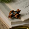 Broszka z rzeźbą drzewołaza żółtopasego (Unique Fantasy Objects)