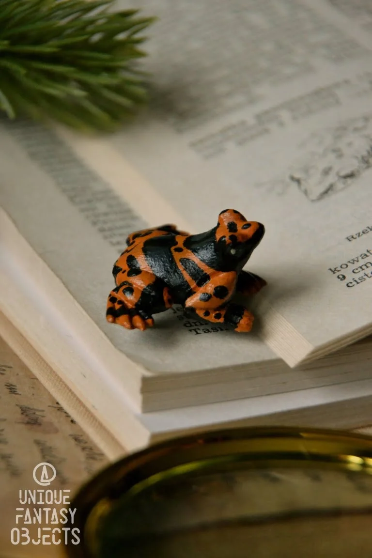 Broszka z rzeźbą drzewołaza żółtopasego (Unique Fantasy Objects)