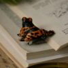 Broszka z rzeźbą drzewołaza żółtopasego (Unique Fantasy Objects)