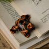 Broszka z rzeźbą drzewołaza żółtopasego (Unique Fantasy Objects)