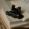 Broszka z rzeźbą drzewołaza żółtopasego (Unique Fantasy Objects)