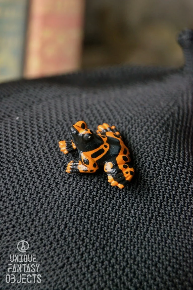 Broszka z rzeźbą drzewołaza żółtopasego (Unique Fantasy Objects)