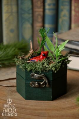 Drewniane pudełko z rzeźbą drzewołaza karłowatego (Unique Fantasy Objects)