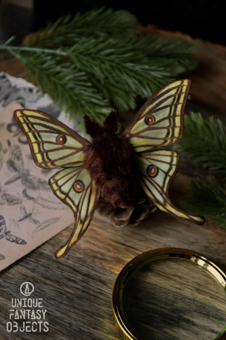Broszka lub spinka z ćmą graellsia isabellae (Unique Fantasy Objects)