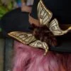 Broszka lub spinka z ćmą graellsia isabellae (Unique Fantasy Objects)