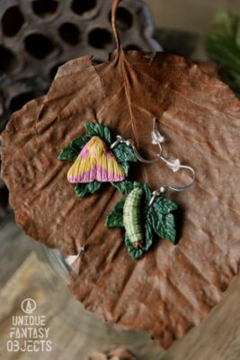 Kolczyki z różową ćmą klonową i jej gąsienicą (Unique Fantasy Objects)