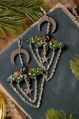 Kolczyki z rzeźbą ćmy chrysocale principalis (Unique Fantasy Objects)