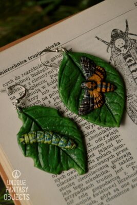 Kolczyki z ćmą zmierzchnica trupia główka oraz jej gąsienicą (Unique Fantasy Objects)