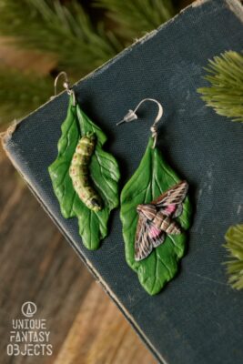 Kolczyki z ćmą zmrocznik liguryjski oraz jej gąsienicą (Unique Fantasy Objects)