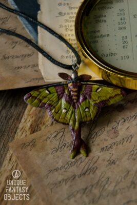 Naszyjnik z ćmą actias maenas (Unique Fantasy Objects)