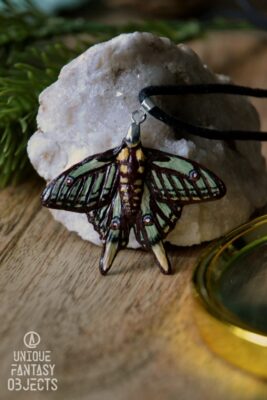 Naszyjnik z rzeźbą ćmy graellsia isabellae (Unique Fantasy Objects)