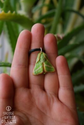 Naszyjnik z ćmą zielonka ukośnica (Unique Fantasy Objects)