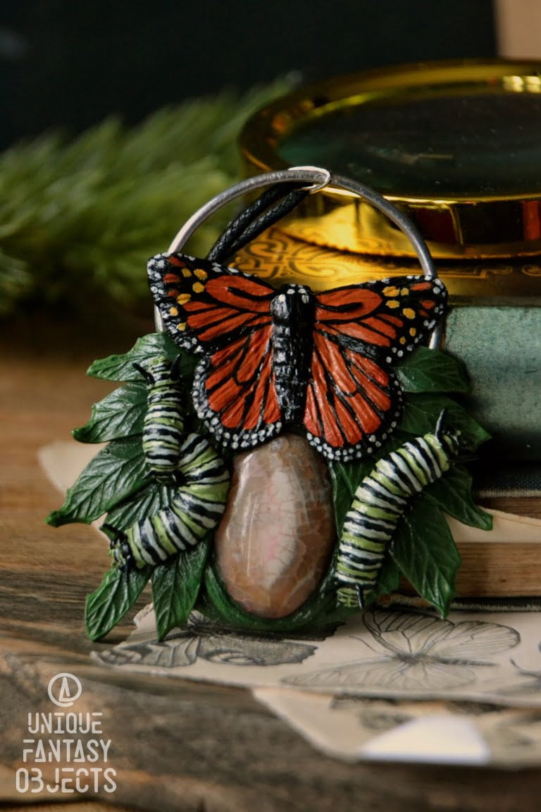 Naszyjnik z motylem danaid wędrowny i agatem (Unique Fantasy Objects)